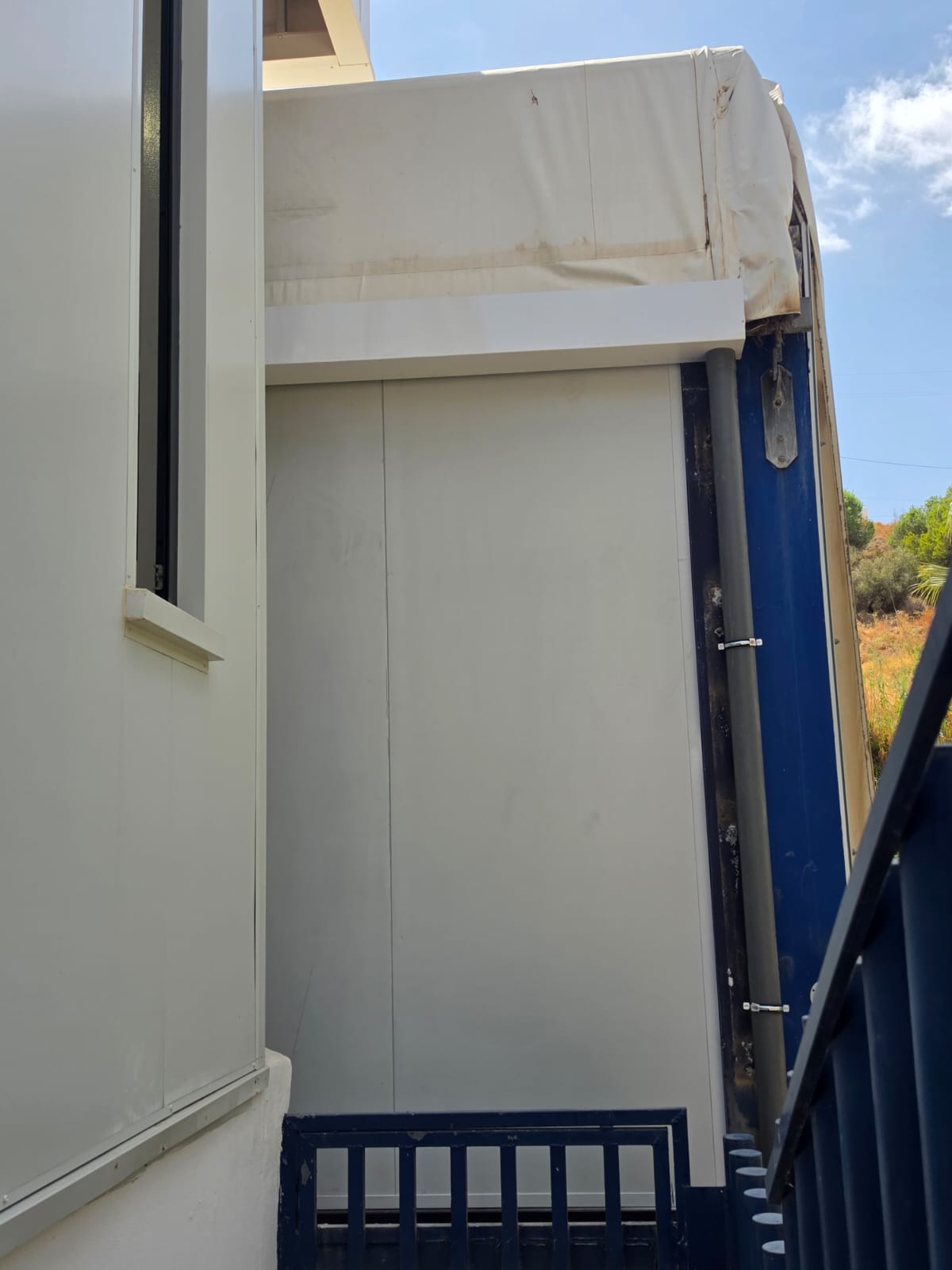 Exterior de la cubierta de la piscina en obra