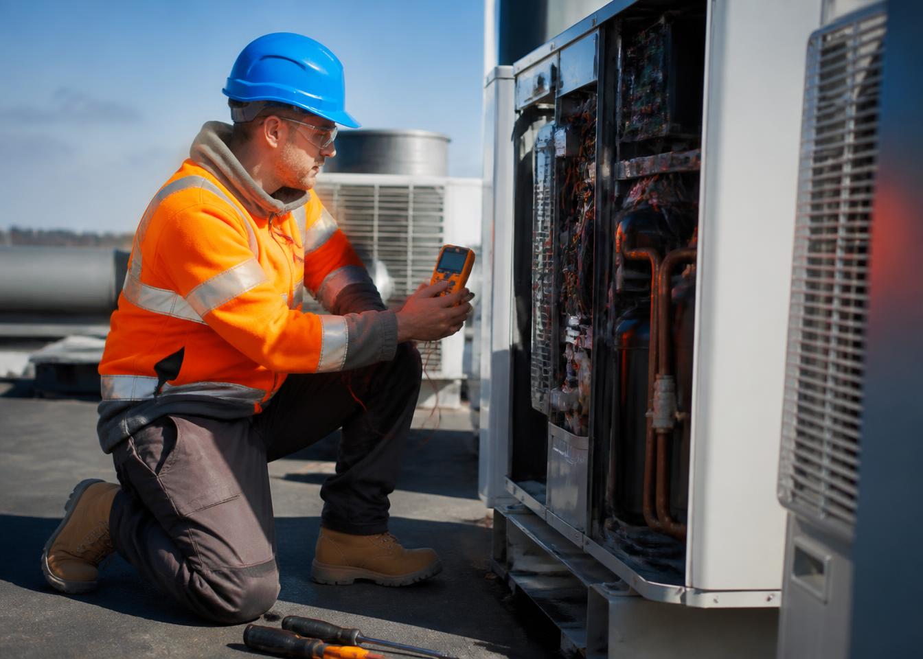Técnico de ACCINT realizando tareas de mantenimiento en una instalación